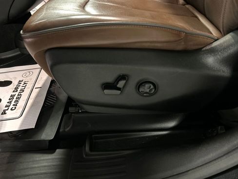 Used 2018 Chrysler Pacifica Limited w/ Tire & Wheel Group image 13