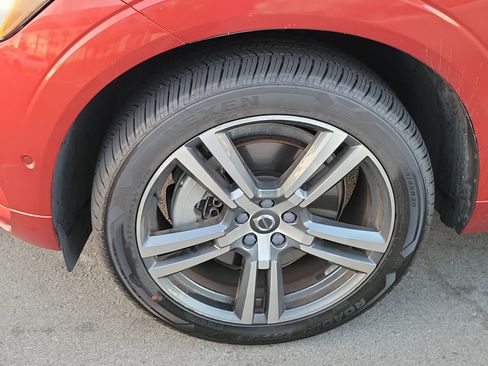 Used 2018 Volvo XC60 T6 Momentum w/ Convenience Package image 4