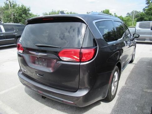 Used 2020 Chrysler Pacifica Touring-L Plus w/ Tire & Wheel Group FWD image 8