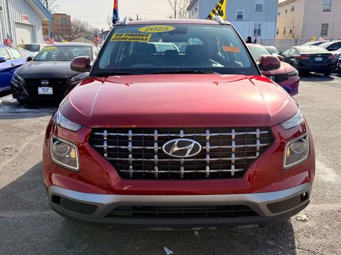 Used 2025 Hyundai Venue SEL image 3