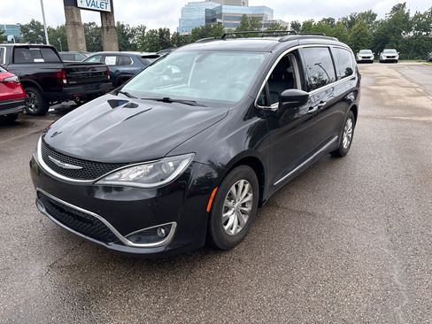 Used 2017 Chrysler Pacifica Touring-L FWD image 14