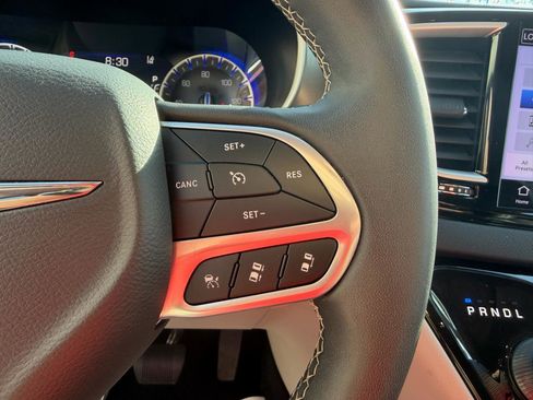 Used 2023 Chrysler Pacifica Touring-L FWD image 29