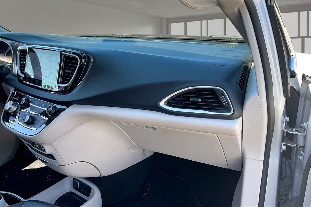Used 2024 Chrysler Pacifica Touring-L FWD image 26