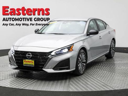 Used 2024 Nissan Altima 2.5 SV image 1