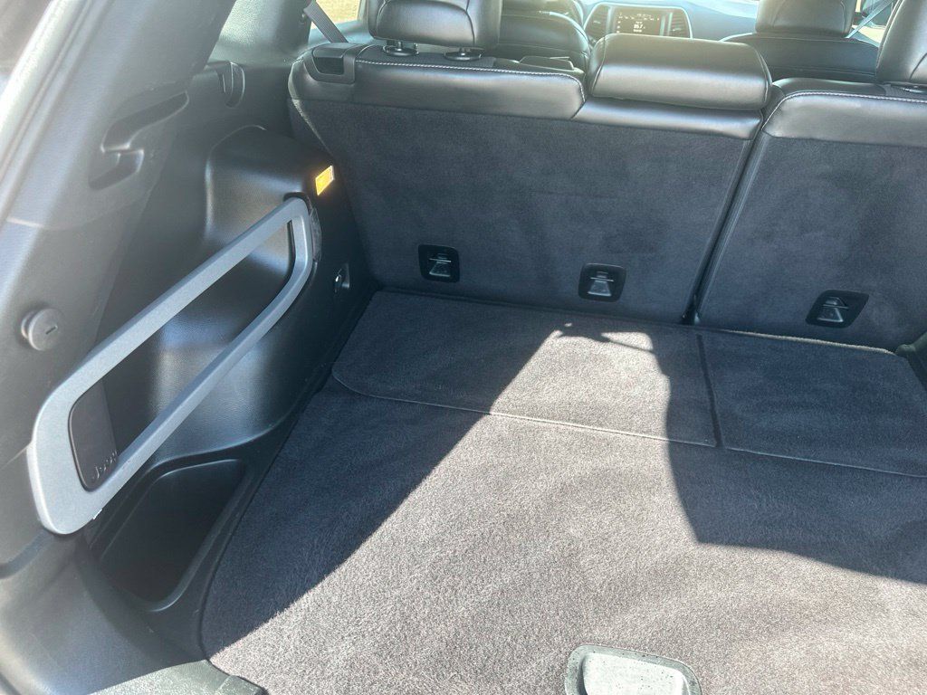 Used 2018 Jeep Cherokee Latitude Plus w/ Cold Weather Group AWD/4WD image 25
