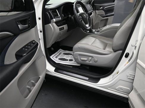 Used 2017 Toyota Highlander Limited image 19