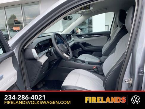 New 2025 Volkswagen Tiguan SE image 23