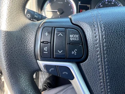 Used 2019 Toyota Highlander LE w/ Carpet Mat Package (TMS) FWD image 17