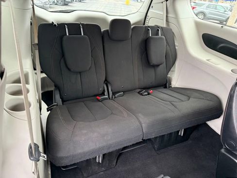 Used 2017 Chrysler Pacifica Touring Plus w/ Tire & Wheel Group image 11