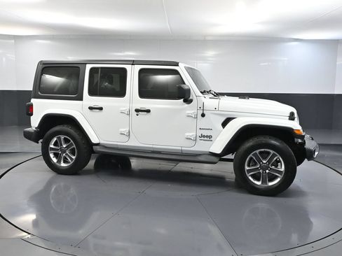 Used 2019 Jeep Wrangler Unlimited Sahara AWD/4WD image 4