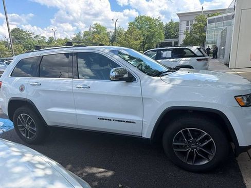 Used 2017 Jeep Grand Cherokee Limited AWD/4WD image 3