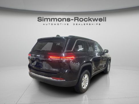 Used 2023 Jeep Grand Cherokee Laredo w/ Luxury Tech Group I AWD/4WD image 5