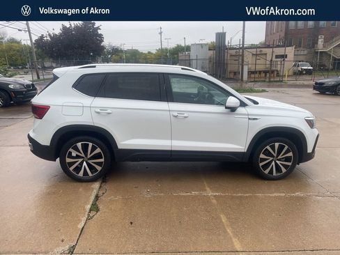 Used 2022 Volkswagen Taos SE AWD/4WD image 1