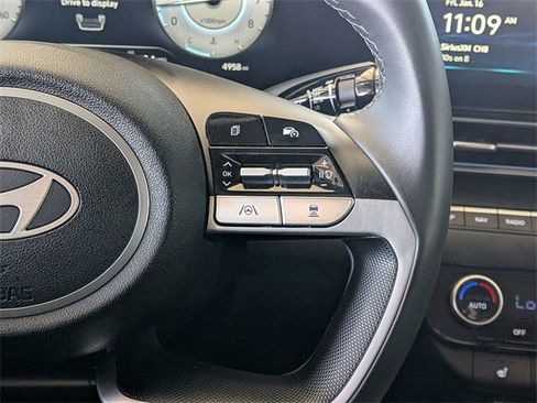 Used 2025 Hyundai Elantra Limited image 16