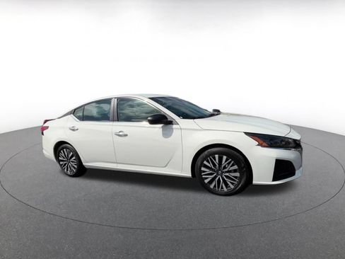 Used 2025 Nissan Altima 2.5 SV FWD image 2