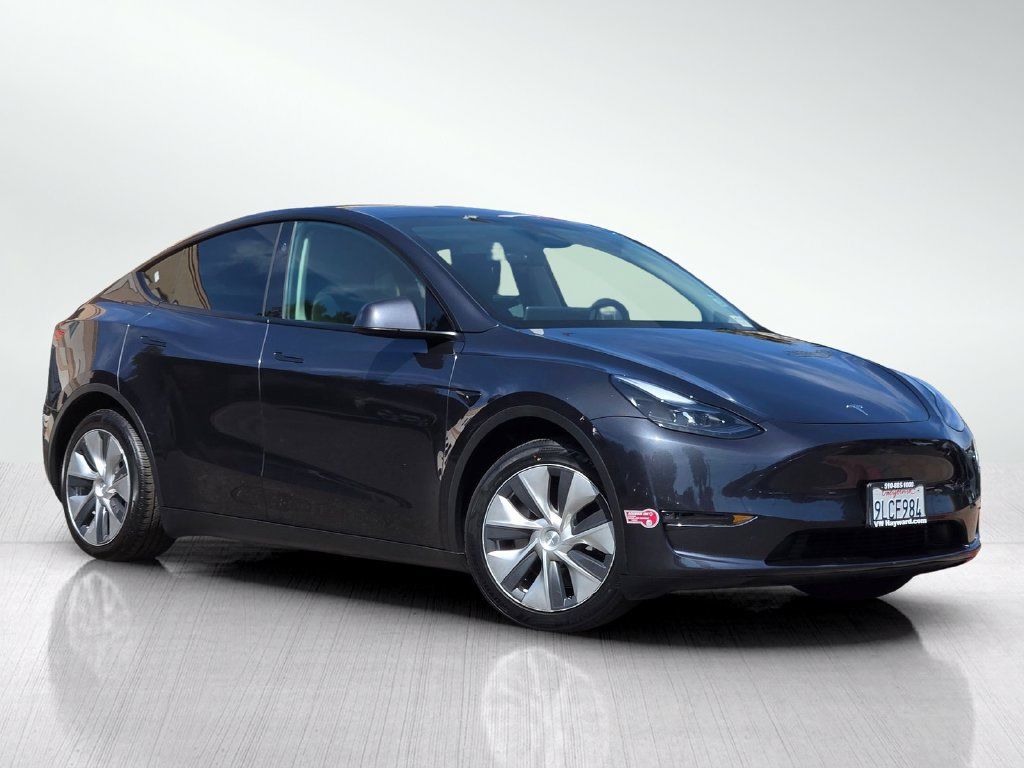 Used 2024 Tesla Model Y Long Range AWD/4WD image 2