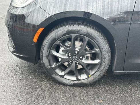 New 2026 Chrysler Pacifica Limited image 12