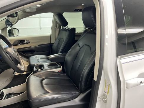 Used 2023 Chrysler Pacifica Touring-L w/ Uconnect Theater Family Group AWD/4WD image 18