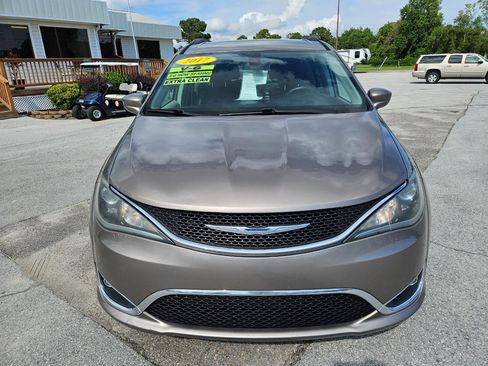 Used 2017 Chrysler Pacifica Touring-L FWD image 9