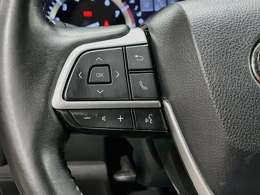 Used 2022 Toyota Highlander XLE FWD image 18