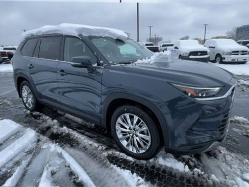 Used 2024 Toyota Grand Highlander Platinum image 3