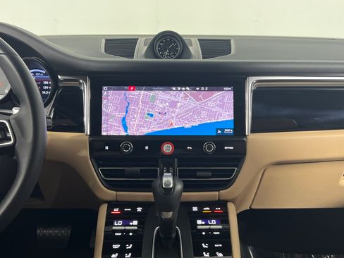 Certified 2026 Porsche Macan AWD/4WD image 19