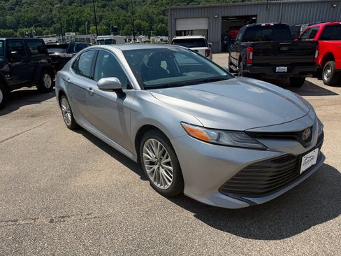 Used 2019 Toyota Camry XLE FWD image 2