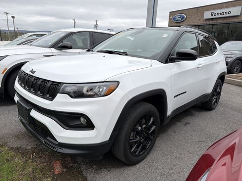 Used 2023 Jeep Compass Latitude w/ Sun and Sound Group AWD/4WD image 4