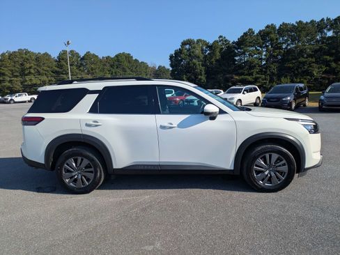 Used 2025 Nissan Pathfinder SV AWD/4WD image 3