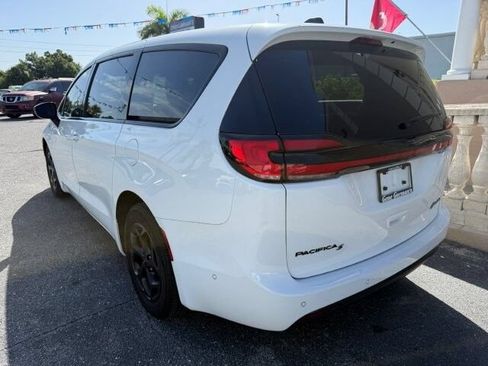 Used 2024 Chrysler Pacifica Limited FWD image 6
