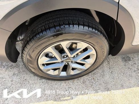 Certified 2025 Kia Telluride LX FWD image 12