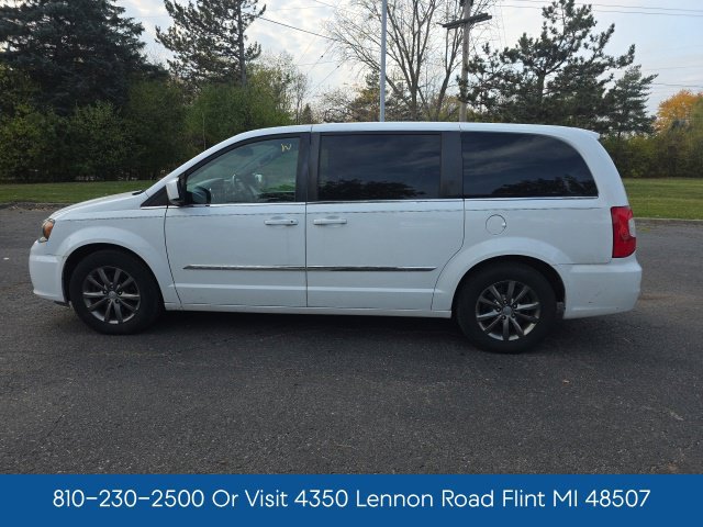 Used 2016 Chrysler Town & Country S w/ Driver Convenience Group FWD image 4