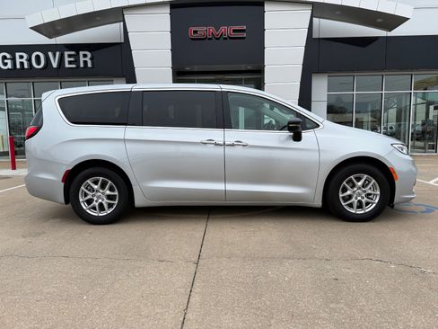 Used 2024 Chrysler Pacifica Touring-L image 3