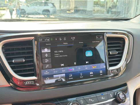 Used 2024 Chrysler Pacifica Touring-L FWD image 17