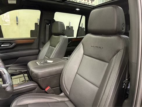 Used 2025 GMC Yukon Denali w/ Sun & Power Step Package image 13