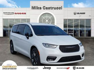 New 2026 Chrysler Pacifica Select video 1