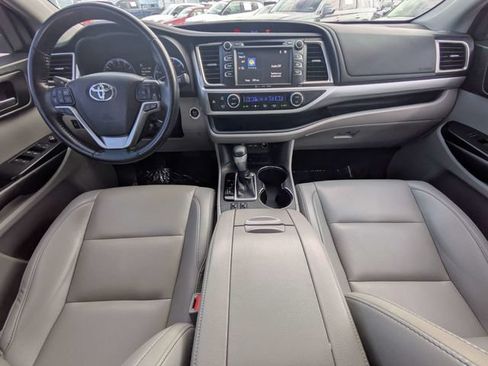 Used 2019 Toyota Highlander XLE FWD image 13