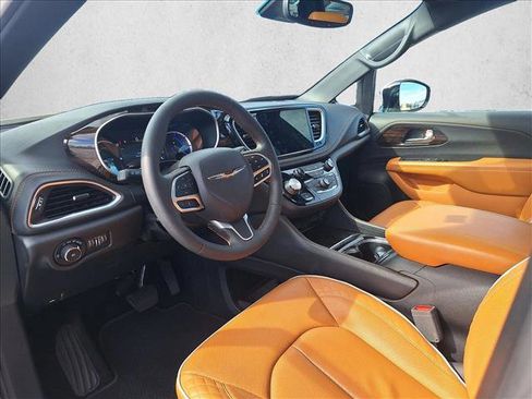 Used 2023 Chrysler Pacifica Pinnacle image 9