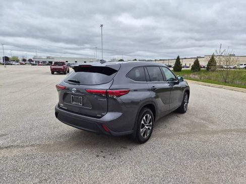 Used 2022 Toyota Highlander XLE AWD/4WD image 5