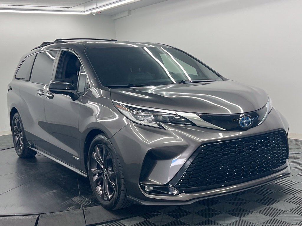Used 2021 Toyota Sienna XSE w/ XSE Plus Package FWD image 3
