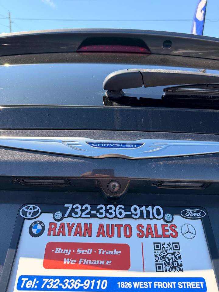 Used 2019 Chrysler Pacifica Touring-L FWD image 19