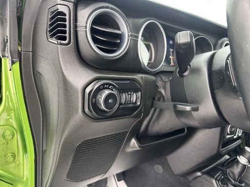 Used 2018 Jeep Wrangler Unlimited Sahara image 16