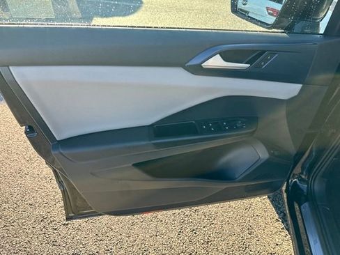 Certified 2022 Volkswagen Taos SE w/ Panoramic Sunroof Package image 10