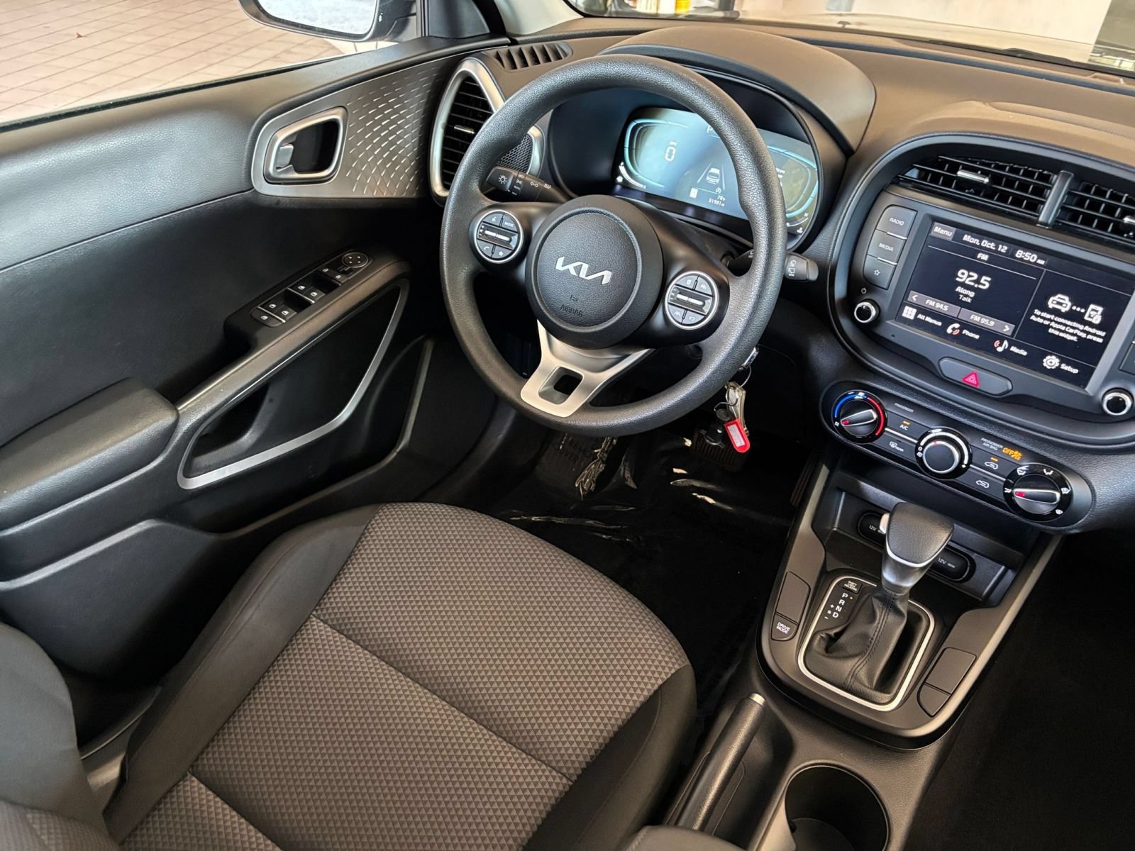 Used 2025 Kia Soul LX w/ LX Technology Package FWD image 31