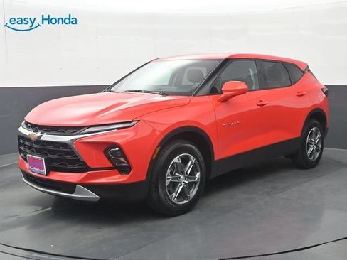 Used 2025 Chevrolet Blazer LT FWD image 3