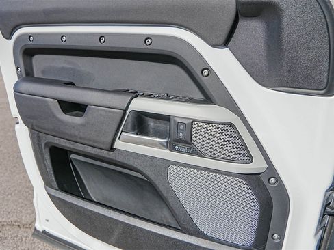 Used 2024 Land Rover Defender 130 X-Dynamic SE image 21