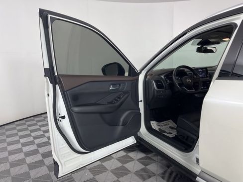 Used 2023 Nissan Rogue SL FWD image 18