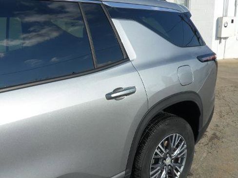 Used 2025 Chevrolet Traverse LT image 5