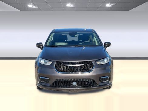 Used 2023 Chrysler Pacifica Touring-L image 6