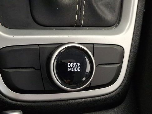 Certified 2025 Hyundai Venue SEL FWD image 31